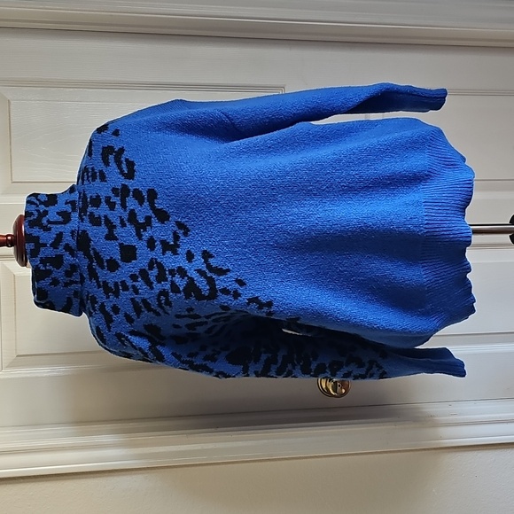 SHEIN Sweaters - SHEIN Blue Leopard Print Turtleneck Sweater